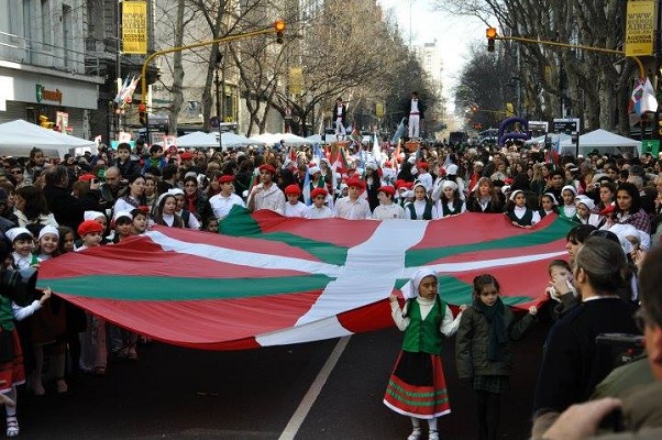 Imagen del desfile de los niños en el 'Buenos Aires celebra' del año 2012 (foto Buenos Aires Celebra)